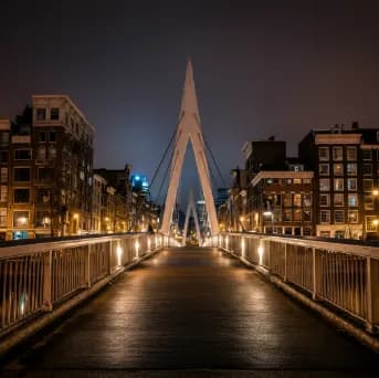 Ночной мост в мягком фокусе